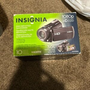 INSIGNIA HD CAMCORDER